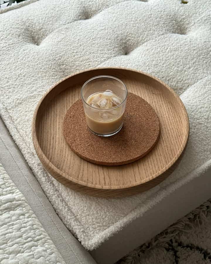 やっばり白いソファが好き🫶🏻
サイドテーブルがないので丸盆のお盆は大活躍。

#賃貸インテリア #リトルム #1人がけソファ #ソファ #モジュールソファ #丸盆 #ボデガ #無印良品