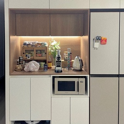 ☕️우리집 카페장 #인테리어꼼수🤎
1️⃣ 로봇청소기 이모님은 아랫 층에 쏘옥 숨겨놓기
2️⃣ 지저분해 보일 수 있는 간식존은 손수건으로 덮어서 가려주기(feat.추억의 꾀돌이🐭)
#카페장 #화이트우드인테리어 #카페장인테리어 #맞팔 #맞팔해요 #로봇청소기 #로보락 #로보락장 #홈카페 #카페존 #홈카페존 #홈카페인테리어 #네스프레소 #커피캡슐머신 #커피캡슐 #마켓비 #이케아추천템 #이케아 #냉장고장 #비스포크 #삼성가전 #삼성비스포크 #조화 #홈카페족 #신혼집인테리어 