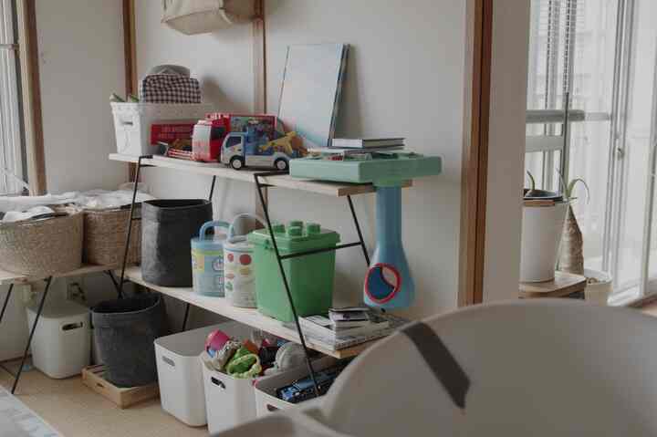 キッズスペースは子供の取り出しやすさとか見やすさ重視なのでインテリアとかは目をつむってる😌
棚はアイアン脚に2×4材差し込んで作れる簡易棚。今はおもちゃ棚だけど、使い方はこれからいくらでも変えられそう◎

#簡易diy #キッズスペース #おもちゃ収納
