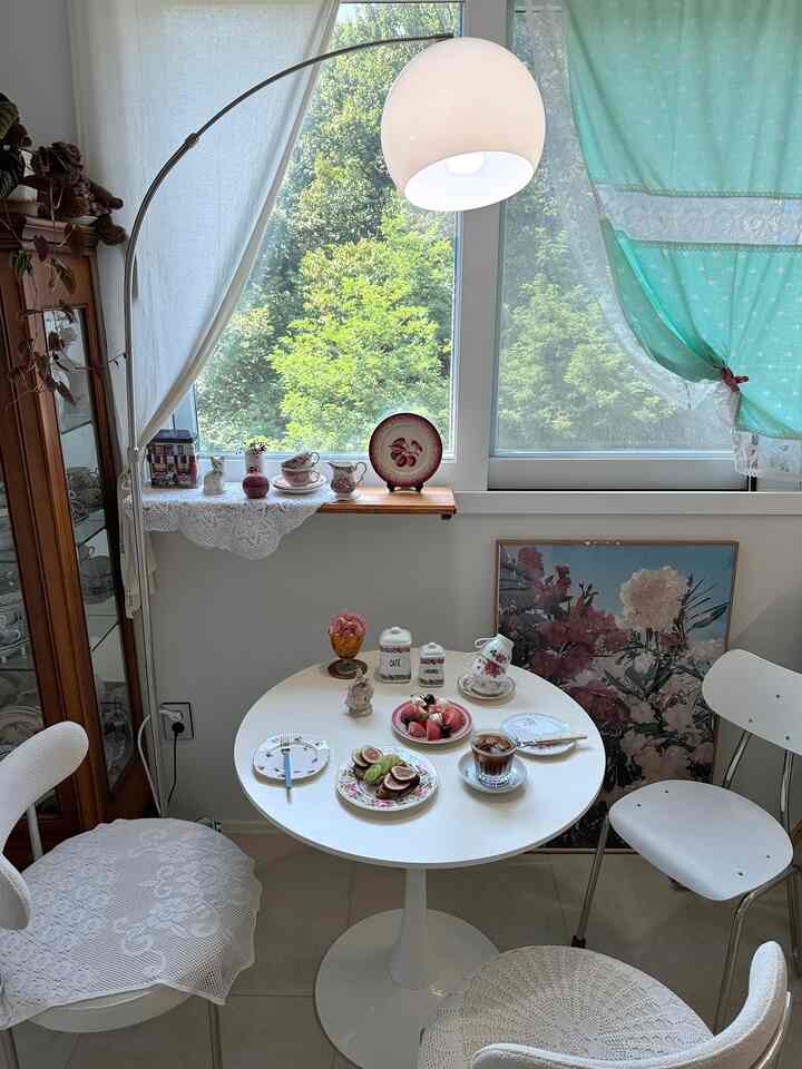 週末の朝の時間、冷蔵庫にフルーツだけいっぱい🤭
出張間シュレック、ガラガラもない 
最近家に一人暮らしです。


＃今日の私たちの家＃ホームカフェ＃ホームブランチ＃窓棚＃サークルテーブル＃ブクレチェア＃かわいい 
#cozyhome #interiorlighting 
#cozyathome #interiordesign 
#homedecor #cozyvibes