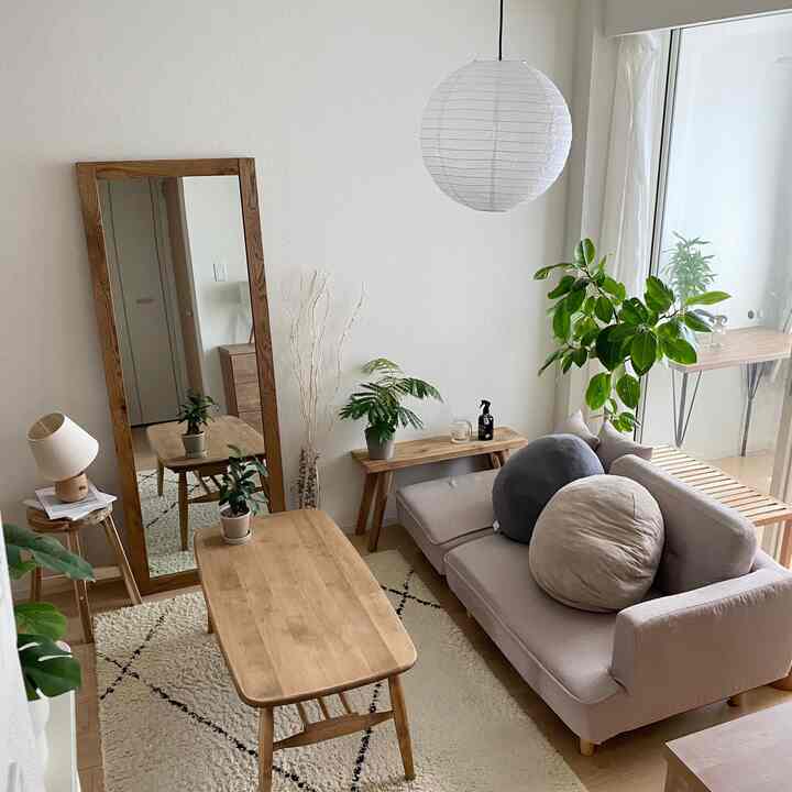 木製家具と観葉植物に囲まれた暮らし🌿
やっぱり温かみのあるインテリアが好きです

#ナチュラルインテリア #北欧インテリア #木製家具 #観葉植物 #ウッド系 