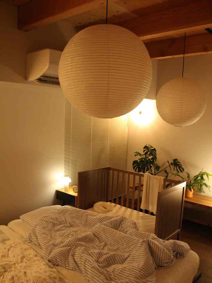 夜のベッドルームです。

ブラケットライトはハーフミラー電球を使用しています。壁に反射して光が広がるので直視しても眩しくないです。

IKEAのベビーベッドは通気性に優れシンプルで使いやすいのでおすすめです。ベッドベースの高さを低くするとネルコンシェルジュのベッドフレームと同じくらいの高さになるので横付けにして使用しています。

布団カバーはH&M HOMEの掛け布団カバーセットを愛用しています。コットン100%で肌触りが良く気に入っています。枕カバーと布団カバーのセットで販売されており比較的安価に購入できるのでとてもおすすめです。

#ベビーベッド #ベッドフレーム #ベッドルーム #ベビー用品 #ベビー布団 #寝室 #寝室小物 #寝室照明 #間接照明 #間接照明インテリア #ブラケットライト #ハーフミラー #HAY #布団カバー #枕カバー #観葉植物 #モンステラ #ビカクシダ #コウモリラン