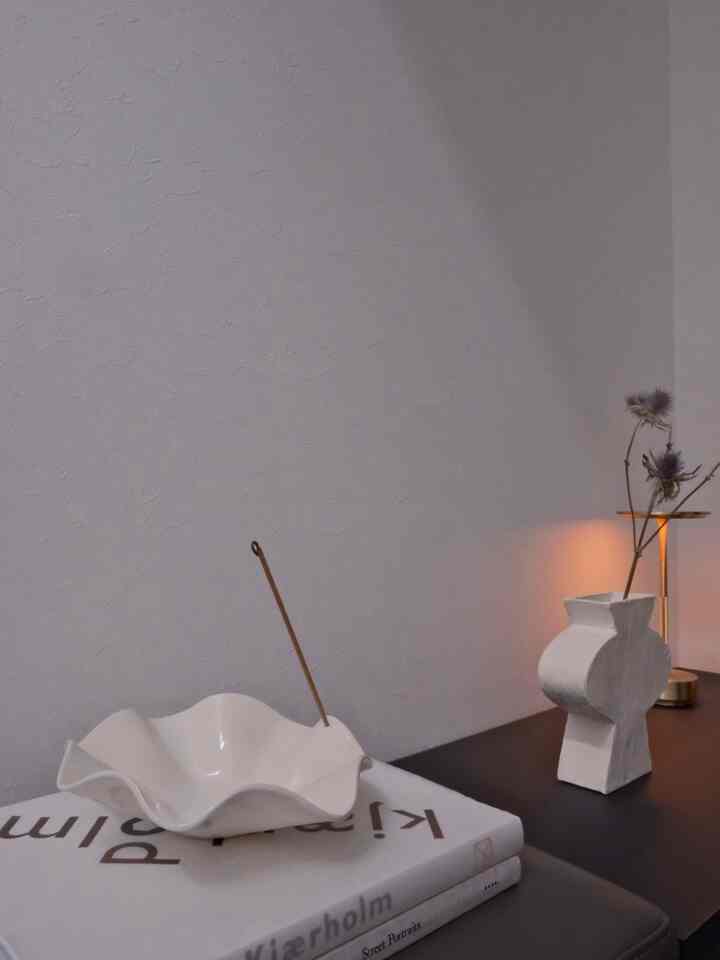 ナチュラルカラーの調和した玄関、ベンチと間接照明、オブジェが配置された和モダンスタイルのインテリア