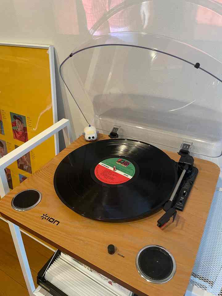 おじさんから貰ったレコードを聴くために、レコードプレイヤーを買いました🎧💿
初心者でも簡単に聴けると聞き、ionのプレイヤーにしました。スピーカーもついているのでこれだけですぐ聴けました！ 操作も簡単！
おうち時間がさらに楽しくなります。
#レコードプレイヤー