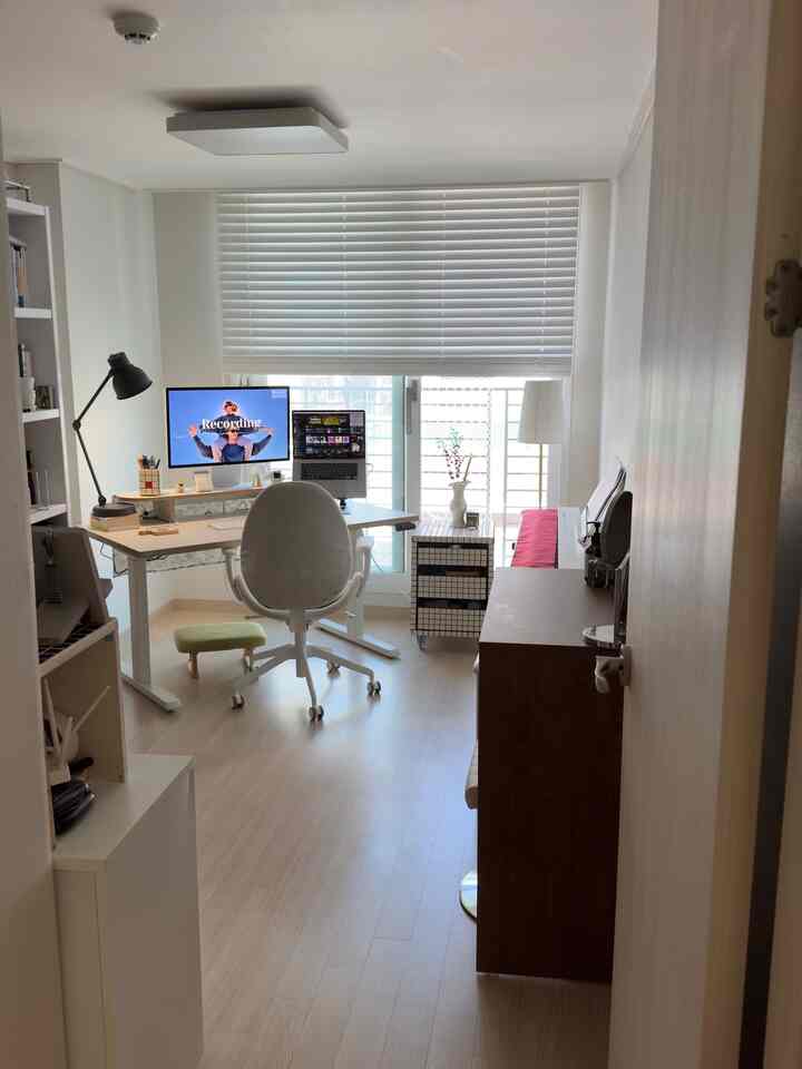 明るい白を基調としたコンパクトなホームオフィス、デュアルモニターと白いオフィスチェアが配置された印象的な空間