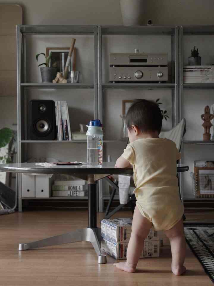 今週もお疲れ様でした🙇
娘がつかまり立ちをするようになり高い所に手が届くようになったので、棚上のディスプレイをまた変更しようかな〜と思ってます◎

子どもとの暮らしはインテリアやディスプレイ面でやりたいように出来なくて歯痒い気持ちになることも多々あるけれど、この時期ならではの風景を楽しもうと思います😌

#子どものいる暮らし #賃貸リビング #ヒュッリス #ディスプレイ棚 #IKEA家具 