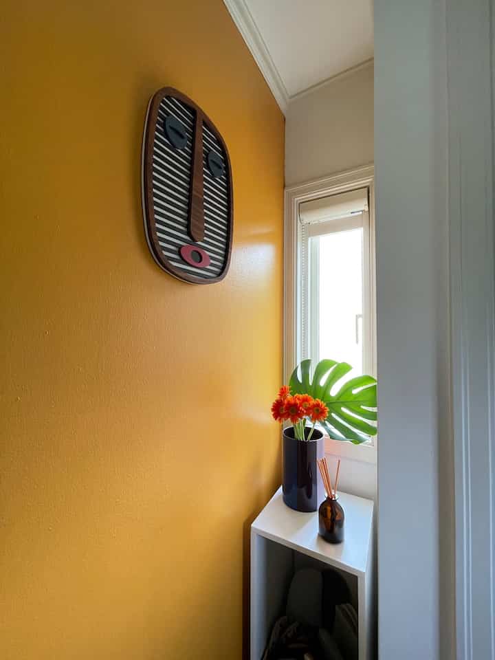 玄関の色もそろそろ塗り替えたいなぁと思いながらこのままにしてます。
お気に入りのウマスクの飾りと夏らしい花を飾り
玄関も気分よくできるようにしています
#玄関 #塗り壁 #カラフルインテリア #カラフル
#umasqu #IKEA 
