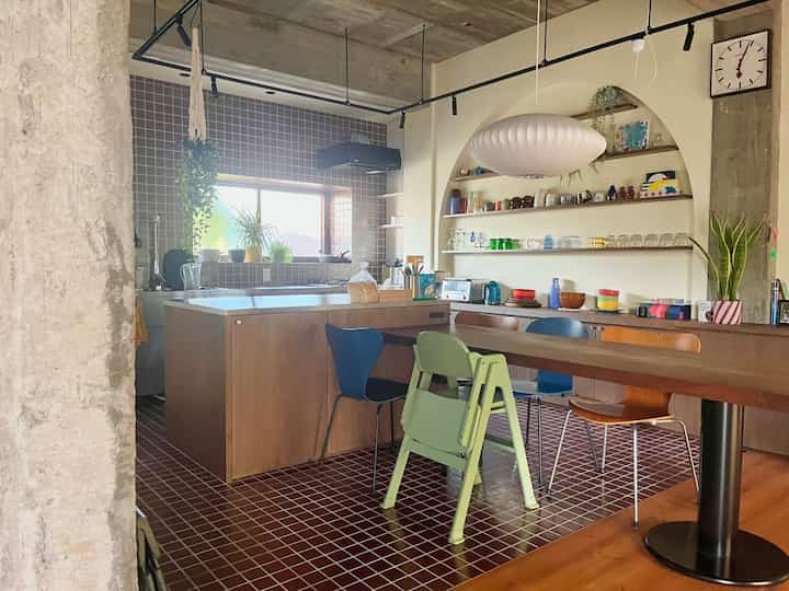 #キッチンインテリア #キッチン #ダイニング #ダイニングテーブル #ダイニング照明 #ダイニングインテリア #ダイニングチェア #ミッドセンチュリー #midcentury #IKEA #バブルランプ #セブンチェア #カラフル #カラフルなインテリア #カラフルインテリア #リノベーション #リノベ #躯体現し #colorful #renovation