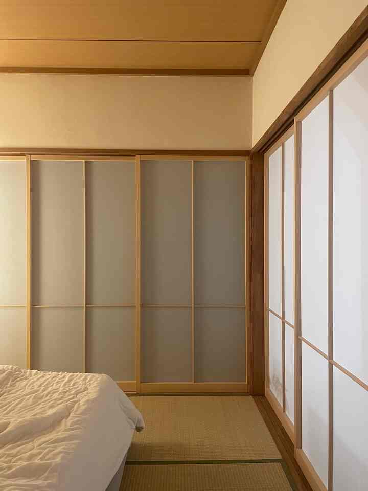 和室のbedroom🛏️
夫婦共に睡眠時間がかなーり長いので
旅館のような寛ぎの空間に💡

障子の枠が正方形じゃないので
少しモダンな和室にしてくれて
お気に入りです

#ベッドルーム #主寝室 #bedroom #和モダン #和室 #和室インテリア #リノベーション #renovation #コアラマットレス