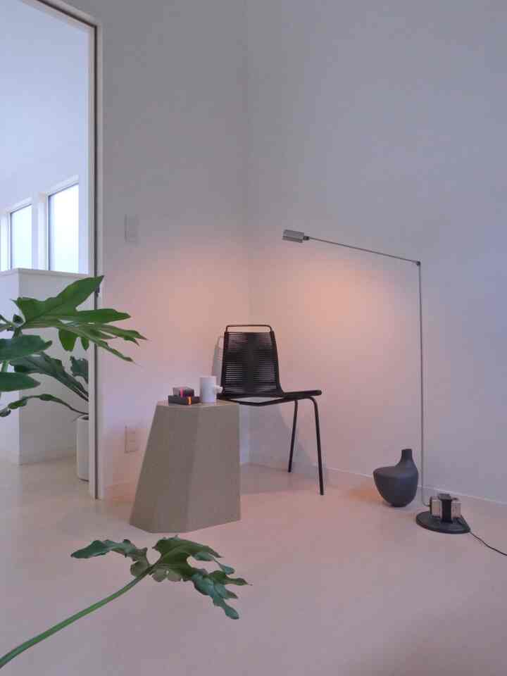 読書や音楽を楽しむサカンドリビング
#北欧モダン #北欧インテリア #シンプルインテリア #余白のある暮らし #リビング #グリーンのある暮らし #アーノルドサーカススツール #pk1 #daphineledfloor #mg501 #cugino 
#菊池俊治マグ