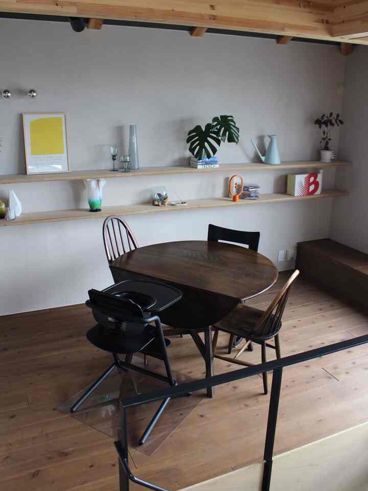 リビングから見たダイニングです。我が家は2階リビングで真ん中に階段があります。階段を境にリビングとダイニングと別れているのですが空間を広くしたかったので仕切りはありません。リビングはダイニングよりも床が高くなっています。

息子がひとり座りできるようになってきたのでハイチェアが仲間入りしました。ERCOLのダイニングテーブルは両サイドが折りたためるので利便性が高く気に入っています。片側を折りたたむことでスナックトレイを取り付けても圧迫感のない空間となりました。

#ダイニング #ダイニングインテリア #ウォールシェルフ #ダイニングチェア #ダイニングテーブル #ラウンドテーブル #丸テーブル #ハイチェア #ベビー用品 #ベビーチェア #キッズ