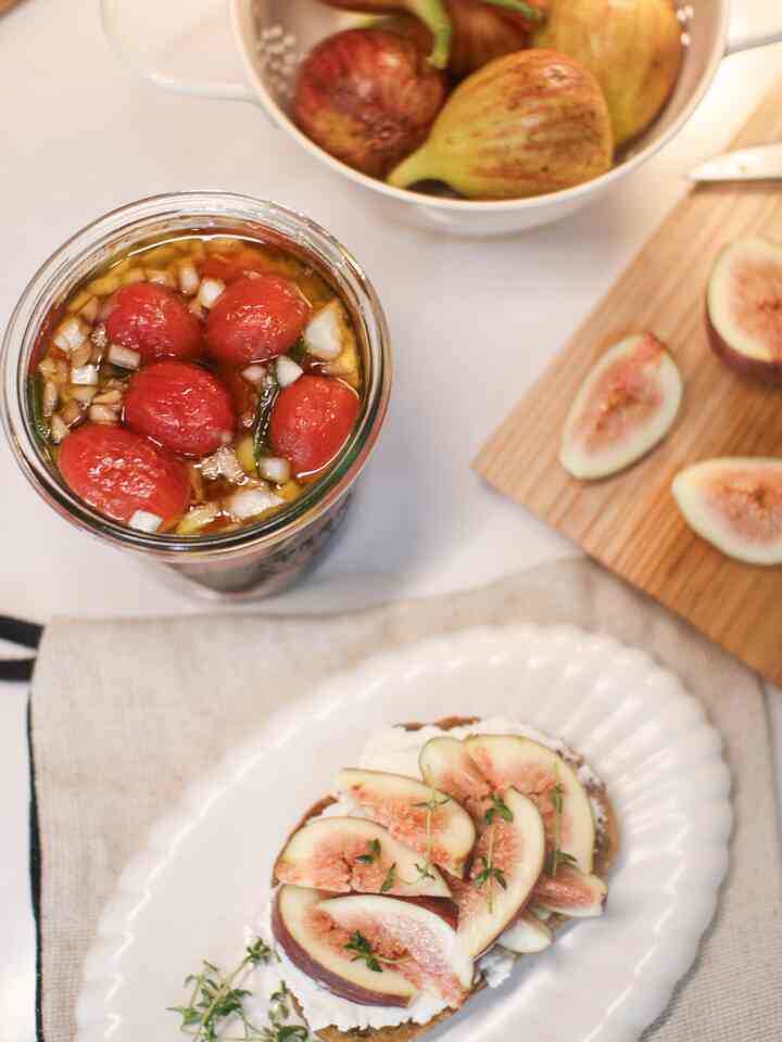 。 〜🤭
イチジクのトーストはライ麦パンにグリックヨーグルトを塗り、イチジクの上にアルロスを振りかけたところ、似た食事メニューのようなものもあります。 
イチジクは病害虫に強く、農薬がうまくいかない果物です。
水だけで軽く洗って皮をむいて食べてもいいと言いましたよ～ 
健康にもよく味も良いイチジクとトーストのおかげで〜 
今日も幸せなホームブランチを楽しんだよ〜☺️  #홈카페인테리어 #주방템 #오늘장면한컷 #오늘의우리집 #홈카페메뉴 #집에서제일바빠 #ftc8기이야기 
