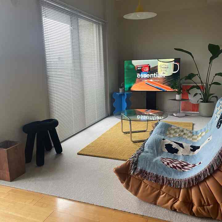 リビングとダイニングは東リのカーペットでゾーニング。
このカーペットほんとにズレない、、✨ 

#東リ #カーペット #置くだけカーペット #リビング 