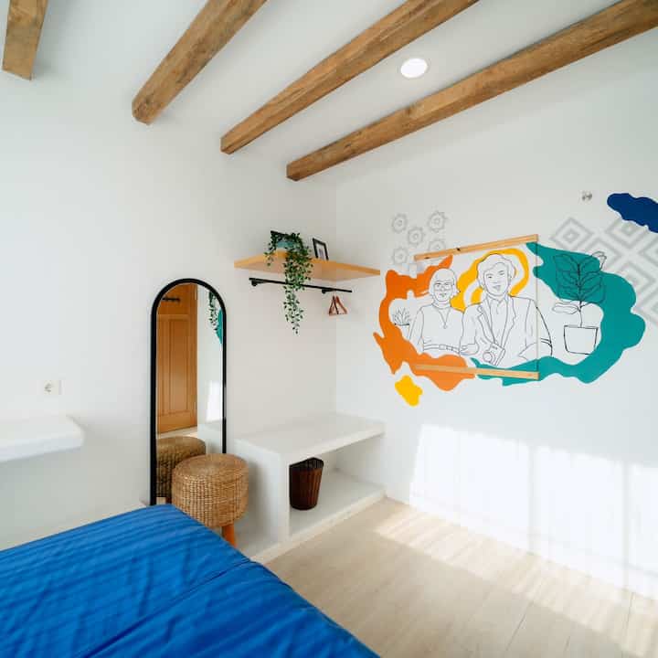 Halo tetangga online
Kali ini kami akan sharing material ramah kantong yang menambah keestetikan Casa de Likan!
Bisa di lihat di semua slide foto Casa de Likan, terdapat material kayu hampir semua plafon di ruangan rumah kami, fun fact.. kayu kayu tersebut berasal dari beberapa pohon yang kami tebang di lahan tanah Casa de Likan sebelum di bangun! Walau tidak gratis karena tetap harus di potong dengan rapih dan di finishing dengan baik, namun cost nyaa sangat ramah di kantong, dan ketika di instal tentu saja bisa masuk dengan tema mediterranean! 

Lalu ada beberapa item interior berbahan eceng gondok (yang jelas harganya sangat murah) bisa masuk kedalam tema dan menyesuaikan dengan instalasi kayu di sekeliling ruangan.



#MaterialRenovasi
#MaterialMurah
#woodenmaterial
#materialkayu
#rotan
#materialecenggodok
#moroccanmediterranean 
#moroccan
#mediterranean 
#homedecoinspo 
#rumahmoroccanmediterranean
#rumahmediterranean 
#rumahbandung 
#tropical
#casadelikan
