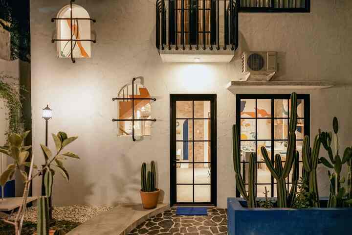 Selamat malam dari kota Bandung yang sedang dingin! Rumah kami terletak di Bandung Utara dimana suhu dimalam hari biasanya lumayan dingin, makan dari itu kami ingin menciptakan vibes hangat di malam hari sangat cocok bukan dengan suhu dingin di Bandung? 

Untuk lampu lampu di rumah kami, hampir 80% menggunakan warna warm white,namun karena gelap,  di sudut favorite kami di taman belakang kami pasangkan lampu putih yang dapat menyinari hampir seluruh bagian taman belakang.. tapi karena memang kami ingin menciptakan vibes hangat, beberapa sudut kami pasangkan lampu dekoratif berwarna warm white,  seperti di tembok dan juga di tanaman tanaman kami, kami instal lampu sorot taman kecil, walau kecil tetap bisa memberikan vibes hangat bukan?

#LampuRumah 
#InspirasiLampu 
#NightVibe
#TamanBelakang
#TropicalGarden
#moroccanmediterranean 
#moroccan
#mediterranean 
#homedecoinspo 
#rumahmoroccanmediterranean
#rumahmediterranean 
#rumahbandung 
#tropical