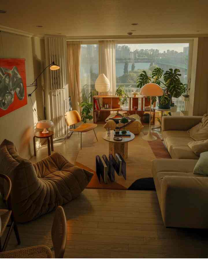 #오늘찾은취향 🫶🏻✨

リビングルームのインテリアのクリーンを決定する要素には多くのものがありますが、
私はラウンジチェアと照明をお勧めします。

1) #앤트레디션 #플라워팟 
ミッドセンチュリー＆北欧モノトーンインテリアともによく合う最もヒップな照明です。アントレディションフラワーポットシリーズの中でポータブルランプをお勧めします。タッチ式で3段調節に間接照明形式なので目が快適で寝室とリビングの両方使用できますよ :)

2) #허만밀러 #임스체어 #lcm
Plywood Group LCMチェアは1940年代のイムスカップルによって設計され、1960年代にドイツで生産されました。
ラウンジチェアはリビングルームで最も見栄えの良い要素です。 
個性を強調できます:) 
自分だけの解釈を加味して、
周辺の他の家具のシルエット、色の調和を通して 
ストーリーテリングをすると全体的なインテリアが引き立って見えました。
イムスlcmチェアは暖かさと同時代の感性が共存します
私は最近私のお気に入りのデザインチェアです。
座ったときもとても快適です🤍