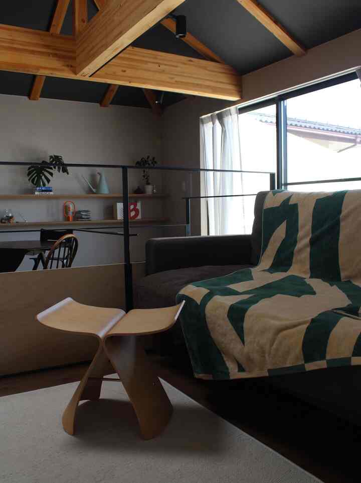 We've got a new butterfly stool in our living room. Just looking at it makes it blend beautifully into the room. It can be used not only as a stool, but also as an ottoman or side table. I'm looking forward to using it.

#livingroom #リビングインテリア #ラグ #ソファインテリア #ソファ #タオル #ブランケット #スツール #スツールチェア #バタフライスツール #柳宗理 #天童木工