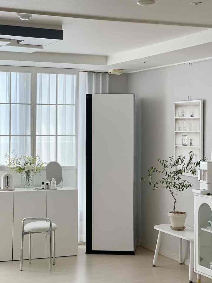 まだ暑い夏、こぼれた汗で汚れて臭い服を管理
外出する前、外出後LGオールニュースタイラーと一緒に🤍

-デザイン
スタイリッシュなデザインはもちろん、すっきりとしたホワイトカラーが
どの空間に置いても豪華に作ってくれるのでしょうか？

- 機能
四季すべての服を洗濯状況に合わせて
標準コース、急速コースなど素材、状況別に合わせて用意されたスタイリングコースで様々な布を
ダメージなしで管理でき、行くほど暑く湿った天気
衣類の管理が難しくなってトリッキーでした。
スタイラーの強力で繊細な技術のおかげで、お気に入りの服をよりきれいに管理できます。
本当に満足でした！

毎分最大350回まで動くダイナミックムービングハンガー機能と
デュアルヒーティングトゥルースチーム機能で目に見えない微細粉塵や有害細菌そしてウイルスまで除去してくれ、

室内除湿コースは1日最大10リットル除湿が可能です。
スタイラーのある空間を快適にしてくれ
自動的に空気循環される自動換気システム
服をすぐに取り出さなくても
しっかりせずに送り続けることができます。

-  #LG스타일러 