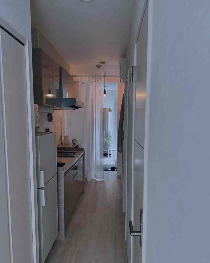 長い廊下の先の玄関には
ベランダに繋がるガラスのドアが付いていて
とても明るくて

外が気持ち良い季節になったら
ベランダで寛ぐのも良いなぁと思っています

お酒が飲めないので
カフェオレでね

#玄関
#キッチン
#シンプリスト