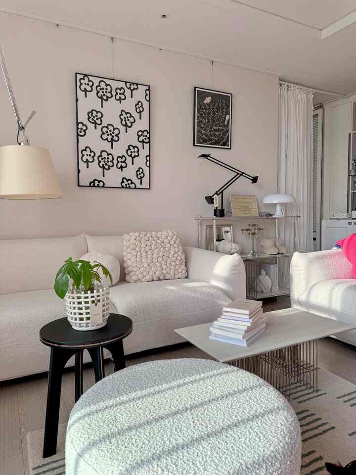 私の家＃アルテミデー 
リビングルームにいっぱい✨✨

秋のニューポスターに交換😎

子供たちが学校を送り、コーヒーを飲みながら壁の花畑？ 
それから私は午前中に長く入ってくる日差しもとても哀れです✨✨
アート編集ショップトゥヌで送った 
新しいポスターフォトフレームもあまりにもイケメン狂ったように写真撮りました😆
見てみると、冷たい飲み方は国ルールですか？ 
（ブレヴィルは冷やしても飲みます…😛）

我が家の壁にコツ畑ピオタ..🖤
Artist。ロリー・ブロッチャードのビッグ・フラワーズ🖤

私の家のリビングエリアにはとてもよく似合うと思います!!!🖤
A1サイズで大きめになり、ユニークで独歩的な存在感ですよ🖤..🖤

きれいなものが多すぎて選ぶのが難しい＃トゥヌ地獄 
きれいな作品いっぱいのアート編集ショップトゥヌの見物を見てください！👀

🖤@tounou.official 

＃トゥヌ＃アート編集ショップトゥヌ＃トゥヌポスター＃ポスター額縁
＃壁飾り＃ポスターインテリア＃壁ポスターおすすめ＃リビングインテリア＃リビング飾り
＃リビングルームフレーム＃ホワイトインテリア＃リビングルーム
#tounou #livingroom #livingroominterior #livingroomdecor 
#posterinterior #homedecor #homestyling
#アルテミデ #アルテミデトロメオメガ #ティジオ35
#アルテミデピンザ #照明インテリア #インテリア照明