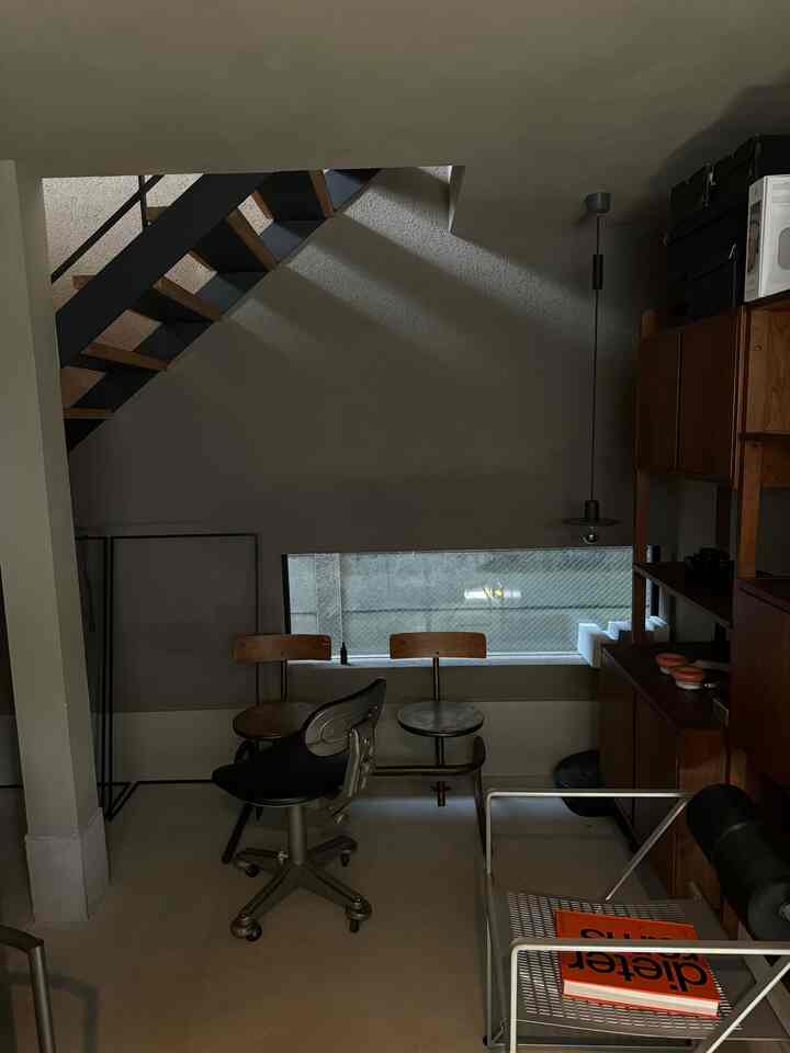 ナチュラルな色調の階段とコーナー収納がある狭いバルコニー空間、モダンで落ち着いた雰囲気のインテリア