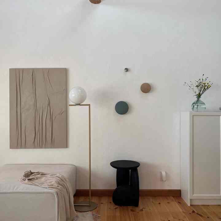 Muutoのdotsを壁に設置🔨
Flosライトと丸が繋がって可愛い🩵

#Muuto #Muutodots #北欧インテリア #Flos #IClight