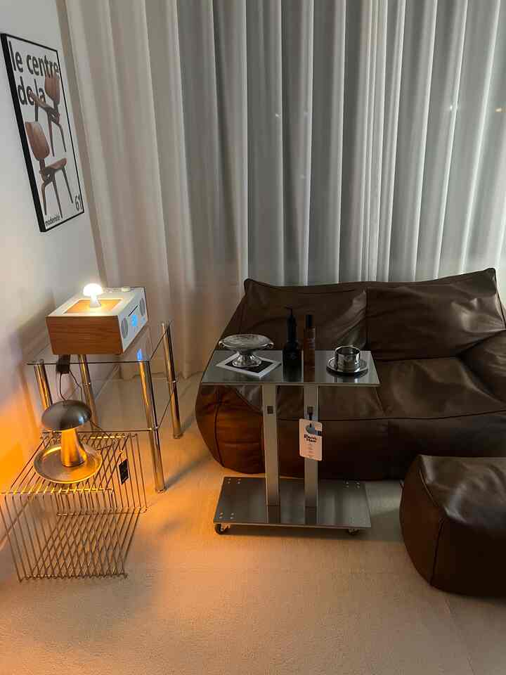 ブラウンのビーズクッションソファとシルバーのメタルサイドテーブルが配置されたシンプルモダンなリビング