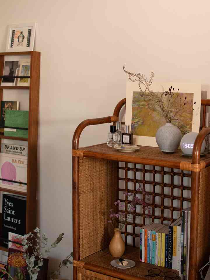 ラタンキャビネットの棚、少し整理したよ🙆‍♀️
　　
収納に困ってたお気に入りの小説たちをここに並べました🟠
　　
#1R #ワンルーム #一人暮らし #賃貸 #和モダン #japandi #ジャパンディ #ラタン家具 #ラタン #キャビネット #ドライフラワー #花 #京都暮らし