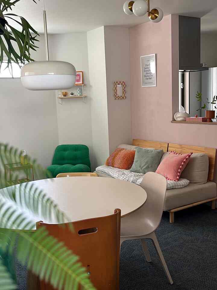 

IKEAのDYVLINGEをお迎えしました

壁の薄ピンクとパキッとグリーンの
組み合わせが大好きでどこかに
取り入れたかったんです🥹

模様替えもしたので
少しずつ載せていきますね🌼

#IKEA #DYVLINGE #カラフルインテア #海外インテリア #韓国インテリア #ミッドセンチュリー