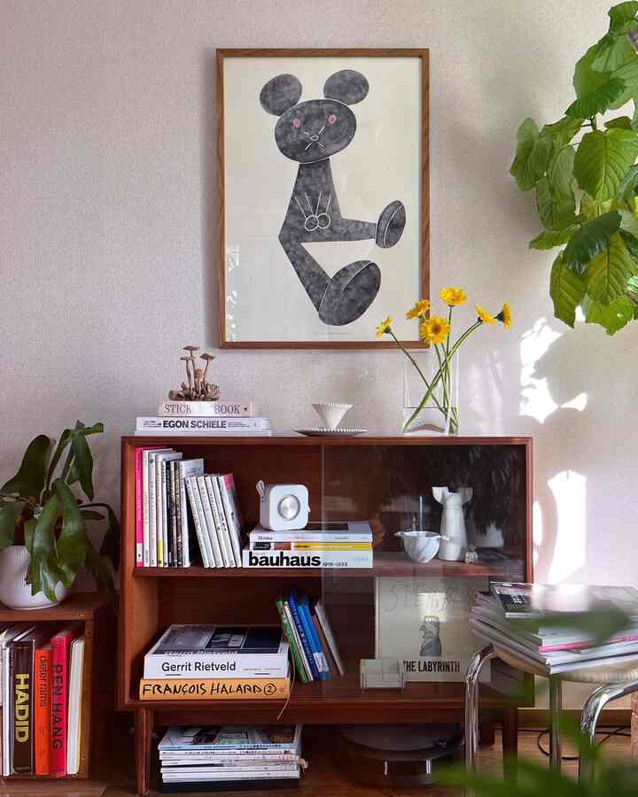 今の仮住まいの写真🤳
仮住まい生活5ヶ月目！
この生活も残すところも後5ヶ月！
やっと半分が過ぎました😭
新築までの道のりは遠い〜

#棚 #本棚 #本棚インテリア #ブックシェルフ #ヴィンテージ #ヴィンテージインテリア #ヴィンテージ家具 #ヴィンテージシェルフ #花のインテリア #花瓶 #フラワーベース #花のある暮らし