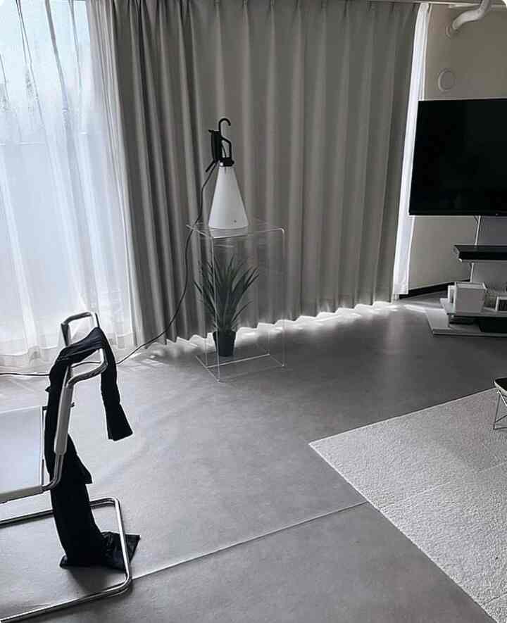 リビングルーム。
断捨離しようとしたアクリルローテーブル
立てて置いてみたらアクリルだから圧迫感なくディスプレイ台にいいんではとしばらく使ってみることに。
#リビングルーム #シンプルな暮らし #ディスプレイ台 #アクリルテーブル #アクリルローテーブル #ローテーブル #無機質 #無機質インテリア #flos #mayday #間接照明インテリア #フェイクグリーン #デザインチェア #ステンレス好き #テレビスタンド