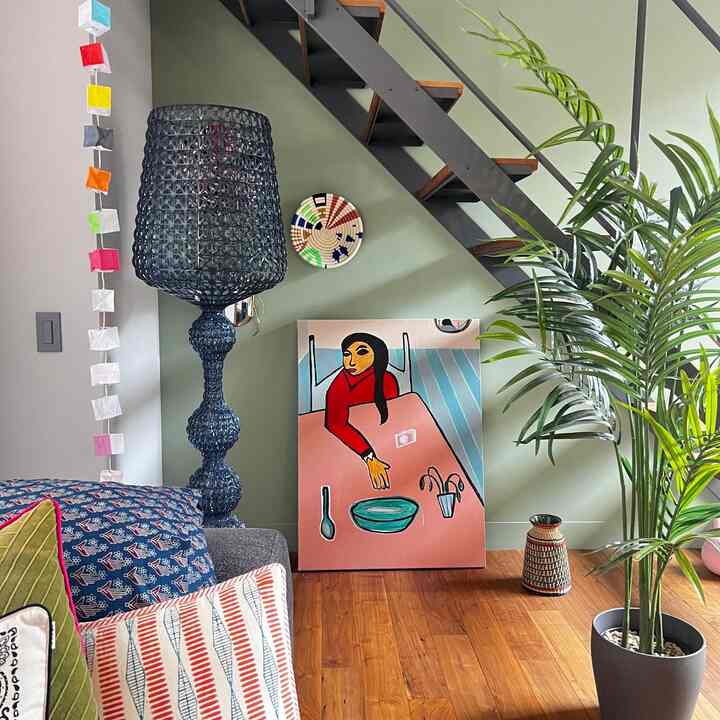 Art under the stairs in the living room. I hung a French lamp here and placed a Kartell kabuki, which gave it a relaxing feel. I'll be rearranging the room again next week when the framed smaller art arrives.

#kartell #kare #カラフルなインテリア #アート #絵画