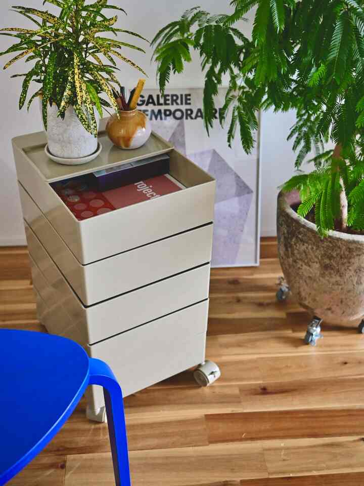 Having a cart around your desk really helps keep things tidy.
You want to leave as much space as possible on your desk, right? 💻
It's easy to move and vacuum quickly.

#Cart #デスクワゴン #ワークスペース #デスク周り #オフィス収納 #オフィスインテリア #ホームオフィス