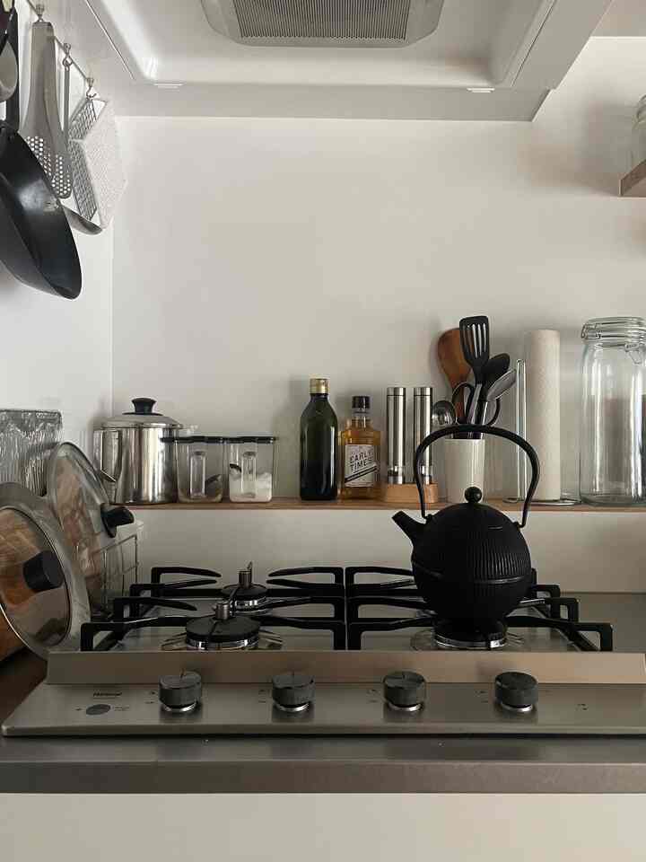 I received this much-admired Nanbu ironware as a gift 🙏

They chose a round one to match the atmosphere of the house...

As rumored, it has a really smooth taste and will make tea and coffee taste better ☕️

#renovation #マンションリノベーション 
#howwelive #mylvngrm
#apartmenttherapy #apartmentinterior
#interiordesign #interiordecor #interiorinspo
#kitchen #Rinnai #四つ口コンロ #南部鉄器
