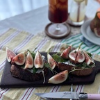 스프레드 없이 그릭요거트로👍 무화과그릭요거트 샌드위치🍞 사워도우 구워서 꾸덕한 그릭요거트를 바르고 소금, 후추, 올리브유를 살짝 뿌려준 뒤, 어린잎 채소와 무화과만 올리면 완성이예요! 다른 스프레드 없이 딱 이렇게만 했는데 너무 깔끔하고 맛있더라구요. 저는 사실 무화과 좋아한지 몇년 안 되었거든요🙈 아이들한테는 항상 다른 과일보단 우선 순위가 떨어졌었😢 그래도 매년 아이들한테도 챙겨주는데 올해는 우리 둘찌(초1)가 무화과 또 사줘🤤하더라구요. 같이 즐길 사람이 하나 더 생겨서 괜히 신나요😙 모든 골고루 먹는게 최고인 듯해요. 저도 그러려고 노력하고요. 아이들이 정말 엄빠 식습관을 많이 닮더라구요. 건강하면서도 맛도 챙기고 재료도 초간단이라서 만들기 넘쉬우니, 퇴근 후 만들어서 와인이랑 곁들여 보세요🥂

#퇴근하고머하집 #플레이팅 #오홈스토랑 #홈스토랑 #홈카페 #온더테이블 #맞팔 #집에서제일바빠
#그릭요거트 #무화과샌드위치 #주말브런치

