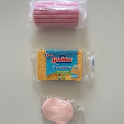 요즘 저의 최대 관심사는 ‘청소용품’이에요. 🧹🧼✨
집이 깨끗하면 기분이 좋더라고요..!
그래서 최근에 구매한 제품들과 기존에 사용 중인 제품들 
지극히 주관적인 내돈내산 후기 남겨볼게요.😁
1️⃣스폰텍스(가운데 제품)
싱크대/수전 물기 닦는 용도로 구매했는데 잘 닦이고 물기도 잘 흡수돼요. 근데.. 집에 있는 해면 스펀지와 테무 스펀지도 제법 잘 닦이더라고요? 스폰텍스가 두께, 모양은 물기 닦는 용도로는 가장 적합한 것 같은데 가격 대비 해면,테무 스펀지가 더 저렴해서 스폰텍스 재구매는 안 할 것 같아요..!
2️⃣쓰리잘비
테무 실리콘 빗자루를 먼저 사용하고 친구 추천으로 쓰리잘비를 구매했는데 비슷할 거라고생각했던 저의 생각이 경기도 오산이었습니다.. ᄒᄒ 정확히 2천원과 2만원의 차이가 느껴져요. 쓰리잘비 헤드가 더 탄탄하고 테무 빗자루는 몇 번 사용하면 금방 휘더라고요. 그래도 욕실 물기 닦는 용도로는 만족해요! 쓰리잘비는 러그 먼지 청소 용도로 구매했는데 만족도 500% 바닥 머리카락이랑 미세먼지도 잘 쓸려요.
3️⃣밀레마 피코 먼지털이
쌓인 먼지는 물티슈나 돌돌이로 닦았었는데 대청소 한 번 하면 물티슈 반 이상을 쓰더라고요. 먼지털이가 더 유용하겠다 싶어서 찾아보다 구매한 제품이에요. 흡착식이라 먼지가 날리지 않는다고 되어있는데 조금은 날리긴 날립니다..ㅎㅎ 그래도 손에 닿지 않은 높은 곳이나 저처럼 블라인드 먼지 청소할 때는 유용해요. 더스터 리필을 주기적으로 구매해야 하는 게 단점이긴 한데 저는 재구매할 것 같아요!
4️⃣언더티 툭 밀대
다이소 밀대를 사용했었는데 힘주고 밀지 않으면 닦이는 거 같지도 않고 청소포 갈아 끼우는 것도 귀찮아서 구매한 제품이에요. 이름처럼 발로 툭 치면 행주나 청소포가 자동으로 껴져서 무진장 편해요. 근데 그게 끝! 가격이 3만원 중반대라 밀대치고는 비싸긴 한데 자주 바닥청소하시는 분들은 편하게 사용하게 좋을 것 같아요.
5️⃣언더티 행주
행주 관리 못하면 냄새나고 금방 오염되기 때문에 관리 쉬운 행주 찾다 구매한 제품이에요!(그러다 밀대까지 구매..) 인덕션, 기름기도 잘 닦이고 빨간 국물 묻어도 물들지 않고 잘 닦여요! 이 제품은 상세페이지를 보시는 걸 추천ㅎㅎ
6️⃣레인보우샵 과탄산소다 솝 세탁비누
베이킹소다, 구연산이 함유되어 있는 비누에요! 누레진 흰색 티셔츠 빨래할 때 좋고 저는 행주랑 오염된 패브릭 손빨래할 때 사용하려고 구매했어요. 비누가 꽤 커서 오래 사용할 수 있을 것 같아요.
7️⃣핑크스터프 (페이스트클리너/베스룸폼클리너)
페이스트클리너는 냄비, 프라이팬 탄 자국 닦으려고 구매했는데 잘 지워지고 인덕션 위에 청소할 때도 유용해요. 용량도 많아서 두고두고 잘 사용할 것 같아요.
베스룸폼클리너는 나쁘지 않은데 다른 제품 사용할 때랑 차이를 못 느껴서 재구매 의사는 없습니다!
8️⃣바이오크린콜
식당에서 많이 사용하는 제품인데 곡물로 발효시킨 알코올이 주성분이라 인체 무해해요! 주방 상판이나 도마, 조리도구, 인덕션 닦을 때 사용하면 살균소독까지 된답니다.
9️⃣홈스타 배수관 클리너/유한락스 펑크린 울트라겔
싱크대에서 냄새가 스멀스멀 나거나 세면대 물 내려가는 게 시원치 않을 때 한 번씩 사용하는 제품이에요. 기름으로 막힌 싱크대는 펑크린 사용하면 안 된다고 해서 주방은 홈스타 화장실은 유한락스 나눠서 사용하고 있어요!! 한 번씩 해주면 그래도 마음의 안정이..
.
.
.
#내돈내산 #내돈내산후기 #청소용품 #청소용품추천 #생활용품 #생활용품추천 #스폰텍스 #쓰리잘비 #밀레마피코 #언더티 #언더티툭 #언더티행주 #핑크스터프 #바아오크린콜 #홈스타 #유한락스