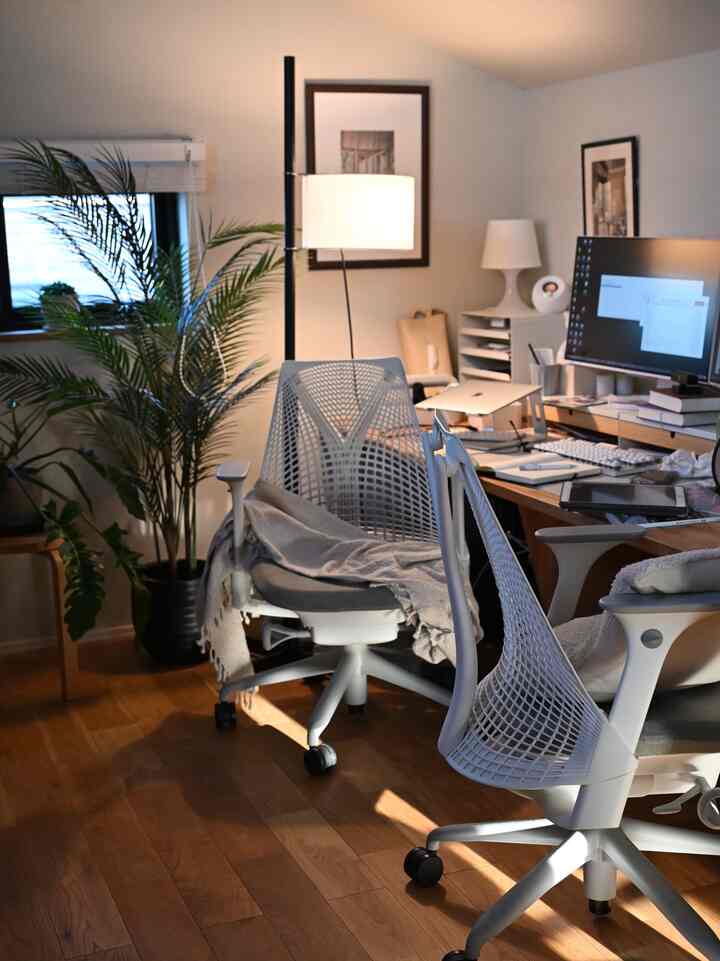 夕方の仕事部屋☀️最近は西陽がドッと入ってきます。 #ワークスペース #書斎 #workspace 