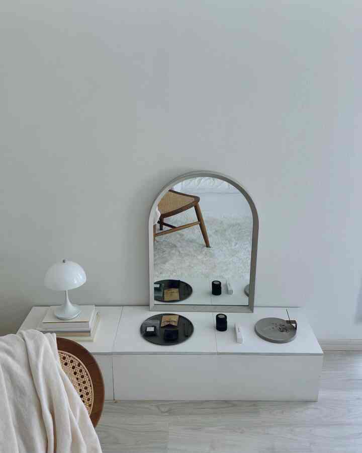 アーチ型のミラー。
悩んで悩んで
グレーにしました。

鏡の向こうに写る
見慣れたものが　全く違ったものに見える世界が好きです。
#murph
#壁掛けミラー
#スタンドミラー
#アーチミラー
#小さなコーナー