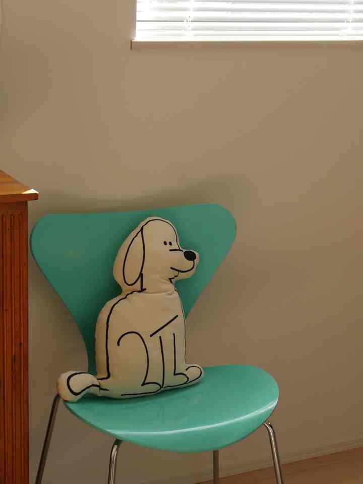 昼間〜夕方の優しい光がレトロで好き⚪︎
最近この棚の物は安定のメンバーなのであまり入れ替えしてません😌👍

セブンチェアをこの位置に持ってきました🪑

#建売住宅 #建売 #カラフルインテリア #飾り棚 #オープンシェルフ #ヴィンテージ雑貨 #レトロ #レトロインテリア #古道具