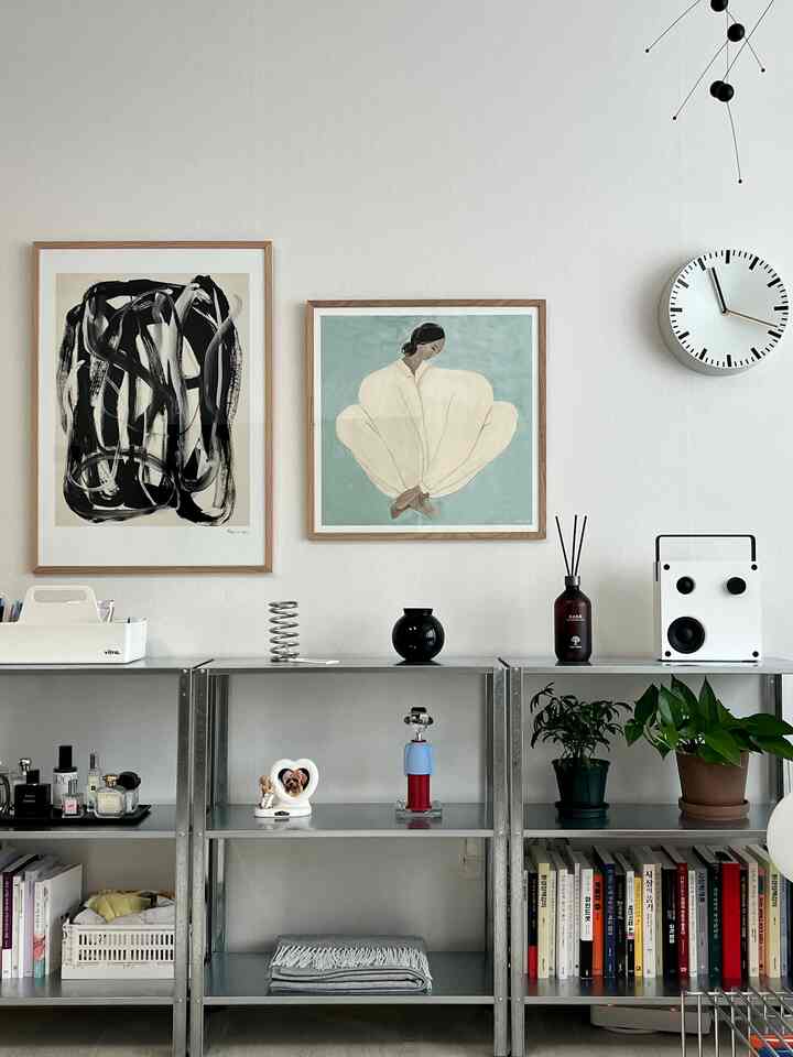 Menggantung gambar seperti ini di dinding ruang tamu benar-benar membuatnya hidup kembali ya?🤩 Aku terutama suka karya Sophia Lind👍

#Junsum Home #거실인테리어 #신혼집인테리어 #벽꾸미기 #그림인테리어 #선반인테리어 #선반꾸미기 #이케아선반 #맞팔 