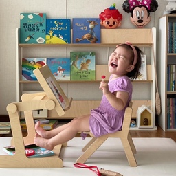 #육아꿀템 #21년생 #만3세 #오늘의육아
안녕하세요. 육아꿀템 소개로 돌아온 뽀또네입니다.
뽀또의 책육아는….100일 선물로 전집을 사면서 시작했어요.
6개월에 책육아스터디“유책꽃”을 하면서 푹-빠져들었죠!
(책육아라고 하면 뭔가 다를것 같지만... 아닙니다..
여러분들이 다 하고 있는 집에서 책읽기예요.ㅎ)
아이에게 책을 읽어주는 시간이 너무 즐거웠어요.
책과 함께한지 어느덧 4년차….
그동안 아이의 성장에 따라 책상과 의자,책장을 많이 바꿨는데 3년째 우리집 거실을 잘 지키고 있는 육아템이 있어서 소개해드리려합니다.
바로 <<꼬메모이 독서대>>
💗독서대를 구매하게 된 이유는
1. 독서대는 제가 너무 힘들어서 찾아보기시작했어요.
한손으로 책을 들고 한손으로 책장을 넘기며 책을 읽어주니 어깨와 팔이 아팠어요.
2. 아이가 스스로 책을 펼쳐보기 시작했는데
바닥에 책을 펼쳐두고 앉아서 고개를 푹- 숙여서 
책을 보더라구요.
굽은 목, 굽은 허리를 보며.. 이건 아니다 싶어서 당장 구매했습니다.
그 당시 우드인테리어에 빠져있던 터라 우드독서대를 찾았고, 유명했던 꼬메모이 독서대로 선택했어요.
(그당시엔 그냥 유명세+예쁨으로 구매했는데..
사용하면 할수록 만족도가 올라간 제품!)
💗꼬메모이 독서대가 좋은 이유
1.높낮이,각도 조절이 가능하다.
각도 조절이 섬세하게 되는 편이라, 아이가 의자에 앉았을 때, 바닥에 앉았을 때, 엄마와 책을 읽을 때 등 
다양한 환경에서 가장 편안한 각도로 조절이 가능했어요.
또한 성장에 따라 높낮이도 조절이 가능해서 언제나 편하게, 알맞게, 오래 사용이 가능해요.
2.튼튼하고 안전해요.
E0등급 자작나무로 튼튼해요. 
제 조카는(18개월) 독서대에 올라타는 편인데도 짱짱해요.
우리 딸도 가끔 걸터 앉는데도 짱짱하더라구요.
전체적으로 마감도 좋고 (거친부분 없음) 모서리가 라운드타입이라 아이키우는 집에서 사용하기 걱정없었어요.
3. 오염에 강하다
원목이지만 색연필이나 물감 등 오염되어도 물티슈,소독티슈로 잘 닦여요.
웬만한 원목가구들은 낙서 흔적들이 남아있는데
꼬메모이는 정말 말끔하답니다.
💜꼬메모이 독서대의 아쉬운 점
1.고정다리가 없어요.
책을 올려두면 고정다리가 없어서한 손으로 펼친 책을 잡고 읽어줘야해요.
어릴 때는 괜찮았는데 점점 클수록 책에 글밥이 많아져서 고정다리의 필요성을...느끼고 있습니다.
2.함께 판매하는 스툴(의자)가 아쉽다..
독서대를 구매하면서 의자도 함께 사고싶은데, 꼬메모이에서 판매하는 의자는 스툴이더라구요.
등받이도 없고 안정적이지 않아서 같이 사용할 의자 찾느라 힘들었어요.
제가 생각할 때. 두돌전후까지는 뒹굴러 소파가 적합하고 이후에는 원목의자(등받이있는) 조합으로 사용하면 좋을 것 같아요.
(쥬X르 소파처럼 푹신한 타입은 바른 자세가 안나와서.. 비추천 드리옵니다.)
지금 사용하고 있는 의자는 아드우드 제품이고
색감,사이즈 딱 좋은데 2년차 되니 마감이 조금 우네요..
제가 관리를 못했나봐요...
꼬메모이 독서대를 고민하시는 분들에게 도움이 되었길 바라며 - 
책육아, 독서환경을 만들어 주고싶은 분들에게 도움이 되었길 바라며 -
첫번째 육아 꿀템 포스팅을 마치겠습니다.
#꼬메모이독서대 #육아필수템 #꼬메모이 #독서대추천 #유아독서대 #육아템추천 #아기독서디 #거실서재화 #거실서재 #유아책상 #유아책장 #아기책장 #회전책장 