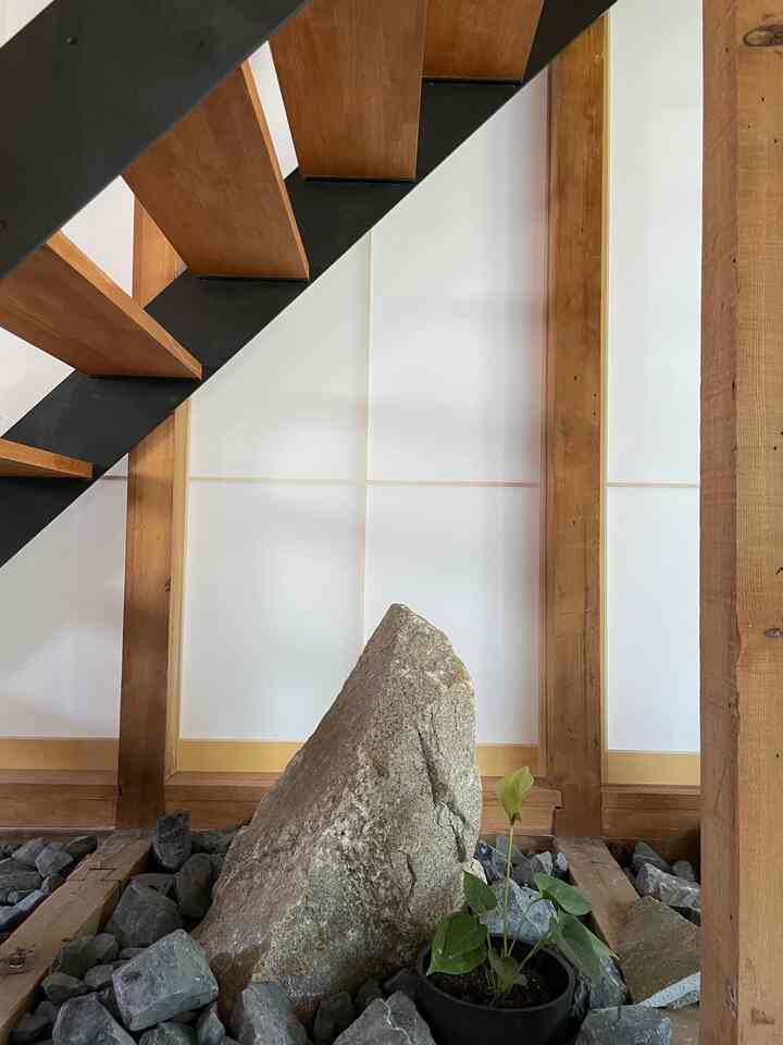 Stone corner under the stairs 🪨

There is a quarry nearby, so I had them choose from there 🪨

I've put plants among the stones 🪨🌿

#Under the stairs #階段 #スケルトン階段 #石 #植栽 #グリーン #和 #和風 #和風インテリア

