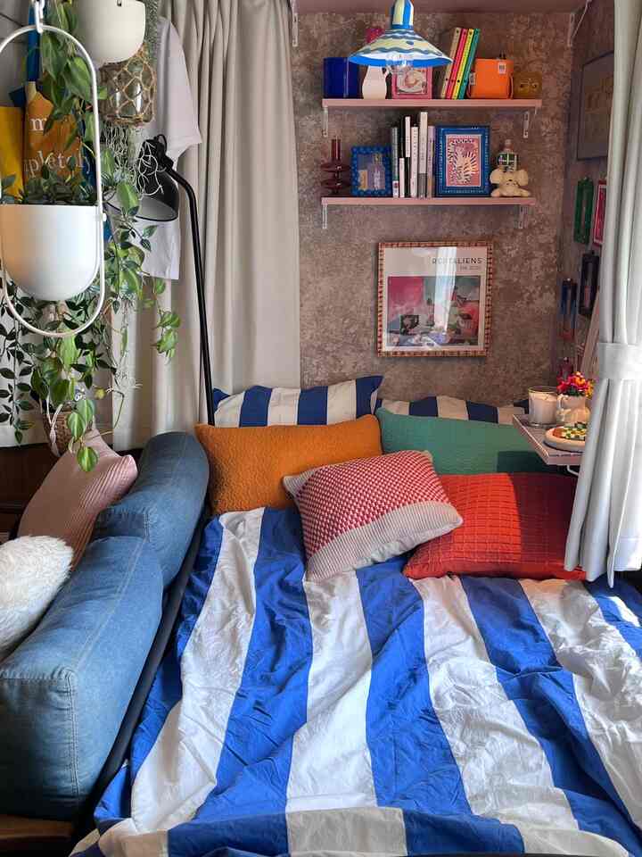青×オレンジのカラフルな組み合わせも意外と合うなあ💙🍊
好きな感じ！
#ベッド #布団カバー #GATA #カラフル 
