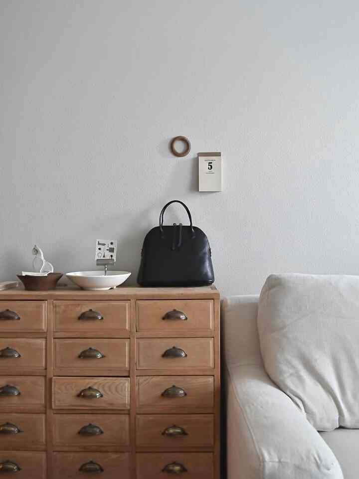 カバンを購入しました。
半円ではなくて台形のボストンバッグ。
可愛くなりすぎない形がお気に入りです。
幅が薄めなのに高さが少しあるので
ペットボトルも入ります！
ショルダーバッグにもなるボストンバッグですが
厚みがあるとコーディネートを組んで全体像を見た時にボコンとそこだけ膨らんでるのが
私は好みではないので薄めだけどたくさん入るものを探してました。
本革なので水には気をつけつつ経年変化を楽しみます。

#新調 #カバン #ニューアイテム #本革 #牛革 #バッグ #本革 #ボストンバッグ #リビング #アンティークインテリア #インテリアグッズ #引き出し #古家具 #古道具 #ヴィンテージ #リネン #ソファ #二人暮らし 