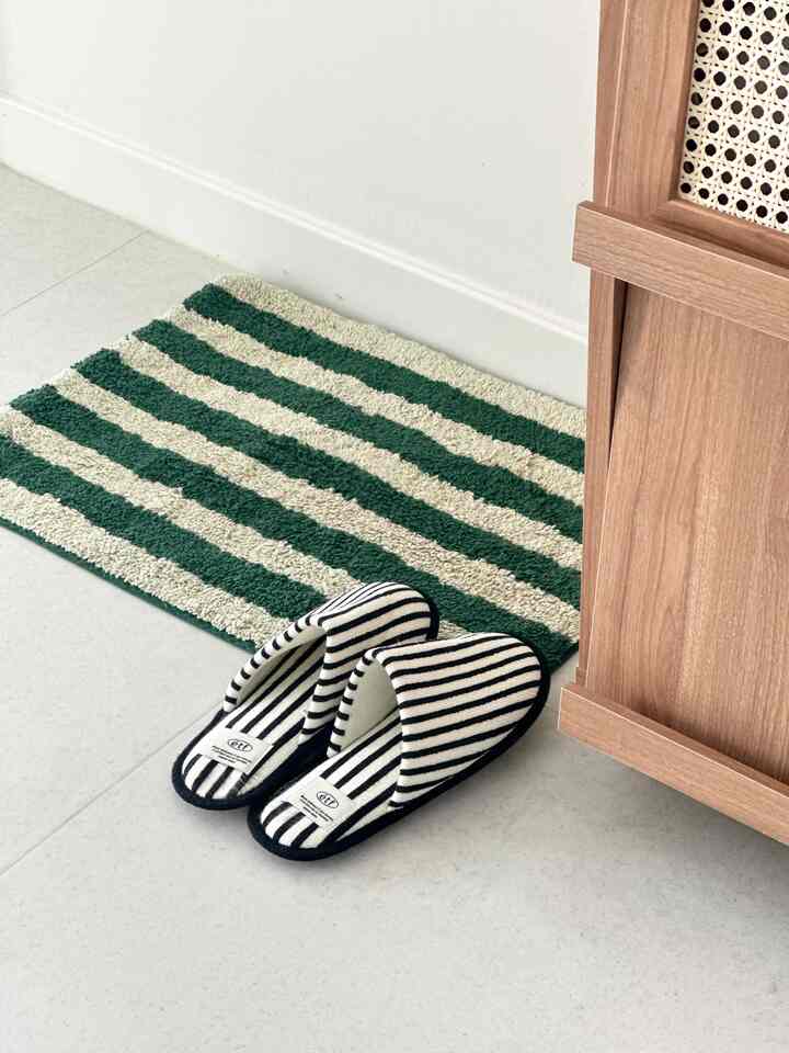 Interior musim gugur 💚🖤

Cuaca semakin sejuk pada pagi dan sore hari.
Saya merasa musim gugur telah tiba🍁

Jadi, saya ingin membuat beberapa perubahan pada rumah saya untuk musim gugur.
Saya mengumpulkan barang-barang rumah modern lagi🤭

Semua keset kamar mandi di rumah berwarna cerah.
Saya ingin memberikan perasaan hangat, jadi saya menggunakan alas pelepas berwarna hijau tua.
Saya membawanya pulang💡

Saya memadukannya dengan lukisan indoor Rumah Modern yang saya bawa beberapa hari lalu.
Saya sangat puas dengan perasaan hangatnya👍🏻

Saya bertanya-tanya apakah saya harus mengganti selimut dengan yang lebih tebal.
Cuaca masih panas di pagi hari, jadi saya akan memakai selimut musim panas selama beberapa hari.
Saya pikir saya perlu bertahan lebih lama lagi😂

#Satu cuplikan dari pemandangan hari ini #가을맞이 #가을인테리어 
#Dekorasi Rumah #가을소품 #홈스타일링 
#Keset bola #욕실매트 #모던하우스 #맞팔 #맞팔해요 