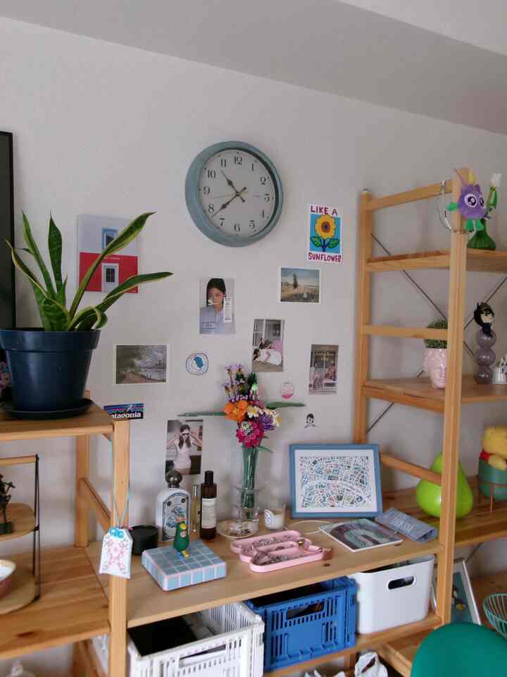 ナチュラルな木目調の棚と植物が配置された清潔感のあるホームオフィスの雰囲気あるインテリア