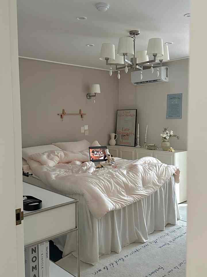 Brunch akhir pekan disajikan di atas tempat tidur empuk.
Saya ingin melakukannya, tetapi kenyataannya, saya sedang membesarkan bayi yang baru lahir ;-) 
⠀⠀⠀⠀⠀⠀⠀⠀⠀⠀⠀⠀⠀
#Akhir Pekan #주말브런치 #늦잠 #이불커버 #사계절러그 
#Nubizio #가을침구 #아이보리이불 #침실인테리어 
#Kamar Tidur #침실스타일링 #침실조명 