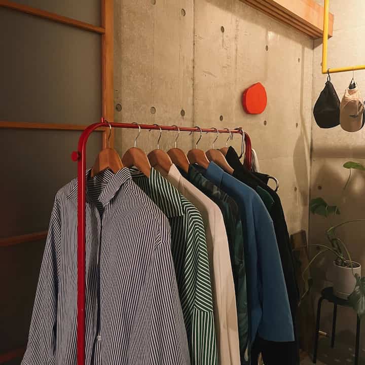 Zona pakaian 👗
Tiang kuning yang awalnya menempel pada ruangan,
Saya suka kombinasi dengan rak gantungan merah IKEA...🌝

#Ruang Tamu #部屋 #部屋作り #部屋インテリア #照明 #ランプ #ランプシェード #ライト #間接照明 #間接照明インテリア #アロマ #ディフューザー #古道具 #古家具 #植木鉢 #観葉植物 #IKEA #ハンガーラック