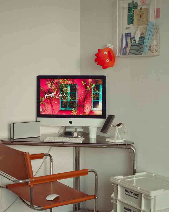 #terrier meja 
Minggu ini saya mengatur meja saya!
Mungkin karena tempat ini jarang digunakan, banyak debu dan banyak barang kecil yang menumpuk di sana.
​
Setelah menghilangkan debu, mengisi daya keyboard dan mouse, dan memasang pengisi daya Lumena yang saya terima sebagai pendukung kali ini, saya rasa saya sudah mengaturnya sesuai dengan keinginan saya!

Kalau dilihat-lihat, dindingnya terlihat sangat rapi dan cantik tanpa ada apa-apa di atasnya... 
Kalau saya ambil gambar saja, terlihat kosong. 
Saya menghiasinya dengan bingkai foto transparan!
​
Bingkai transparan ini adalah produk Chris Home. Saya menggantungnya di dinding dan menaruh kartu pos di dalamnya.
​Dan produk hiasan dinding lainnya adalah boneka Calcifer yang dibeli di Jepang!
​

Boneka Calcifer punya episode! 
Dia sedang memegang boneka alien Calcifer...
Saat saya mengajar orang asing…
Kepada staf 
Tsumasen…  Akuma Lasto Desuka? Saat aku menanyakan hal ini...
Ah!! Charusipa! Terakhir terakhir!!
Seperti ini!! Saya frustrasi... 
​
Namun orang asing tersebut akhirnya menyimpannya kembali tanpa membelinya.
Saya segera mengambilnya dan naik tangga untuk membelinya… .
​
Saat membayar, staf
Oh Carusippa Rasto! Anda bilang
⫬bla⫬bla⫬bla⫬bla⫬bla⫬bla⫬bla⫬bla⫬bla⫬bla⫬bla 
​
Saat saya gantungkan Calcifer ini di dinding, rasanya seperti ada api yang keluar dari dinding dan lucu sekali haha.
Saya punya boneka Calcifer... Saya pikir saya harus menaruhnya di penggorengan.
Sepertinya aku perlu membeli penggorengan juga...

#Pindah Rumah Mini #Rumah Hari Ini #RumahO #Interior Meja #Aksesori Interior #Hiasan Dinding #Menemukan Selera Kecil #Saya Tersibuk di Rumah #Rumah Saya Hari Ini #Pemandangan Hari Ini #Penyembuhan Hari Ini #Apa yang Saya Lakukan Hari Ini #Pameran Nasional Saya Kamar #Aku Juga Kreator #Ikuti Aku #InteriorKamar Kecil #Interior Studio #Barang-Barang Cantik Terbaik #Zona Foto Rumah Bebek #Zona Musik Hari Ini #Rasa Hari Ini #Vamir #Meja Sudut #Meja Sudut #Pengisi Daya Lumena






















