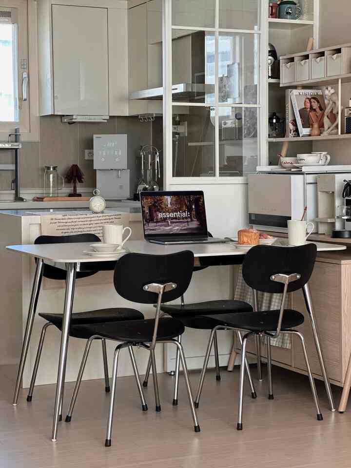 Dorandoran, a kitchen where stories of the day bloom

I hesitated to bring in a dining table because there were many things for the children in the house due to raising two children,
but after giving birth, my back and legs hurt,
and for the sake of the children's correct posture and eating habits,
I decided to bring in a dining table that had caught my eye.

Why did I bring it in now?
It's a comfortable space that the whole family likes

Today, after my first child came home,
I'm already excited when I think about what happened at daycare

When we all eat dinner together,
I'm already excited-

The kitchen that excites me the most these days

#Kitchen interior #아기있는집 #육아일상
#ING Home #식탁 #식탁세트추천 #식탁추천 #세라믹식탁
#4-person dining table #오늘의육아 #ftc8기이야기